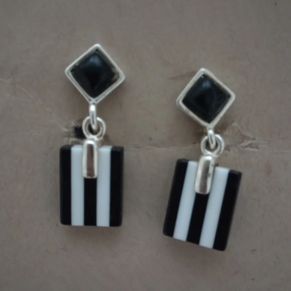 Vintage Black and White Clip-On Earrings - Picture 5 of 6